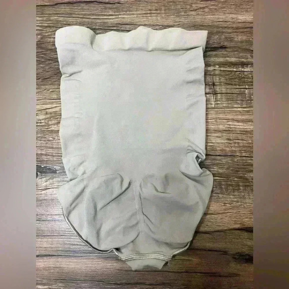 Nwot SKIMS Everyday Sculpt High Waist Brief - Picture 2 of 3